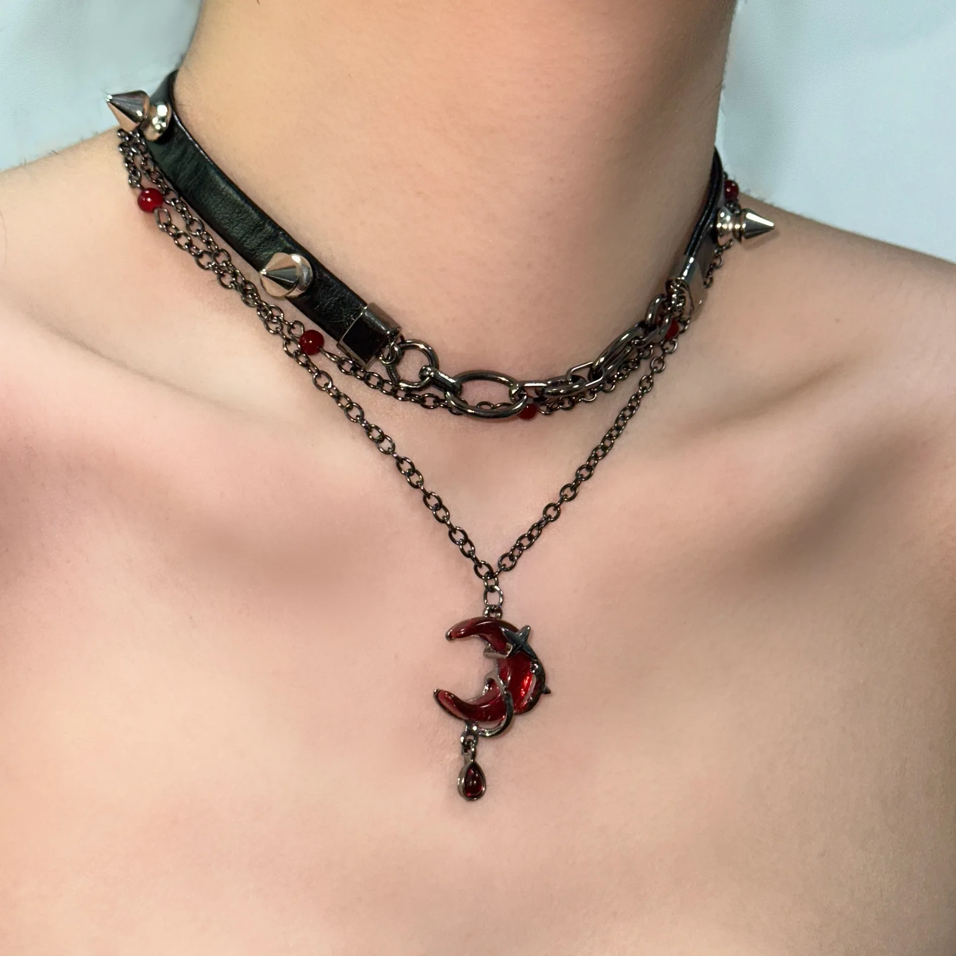 Punk Red Moon Pendent Halsketten für Frauen Männer Gothic Hip Hop Zirkon Niet Multilayer Choker Halsketten Y2K Schmuck Zubehör