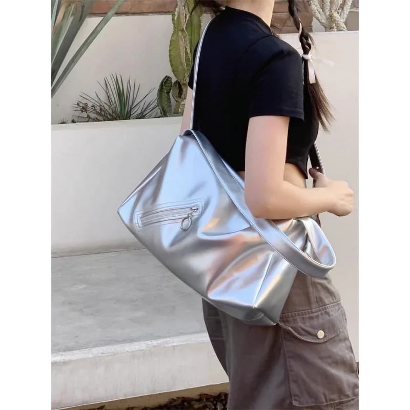 Bolsa de grande capacidade feminina, Bolsa de ombro de couro PU macia prateada com zíper, designer de luxo, moda tendência