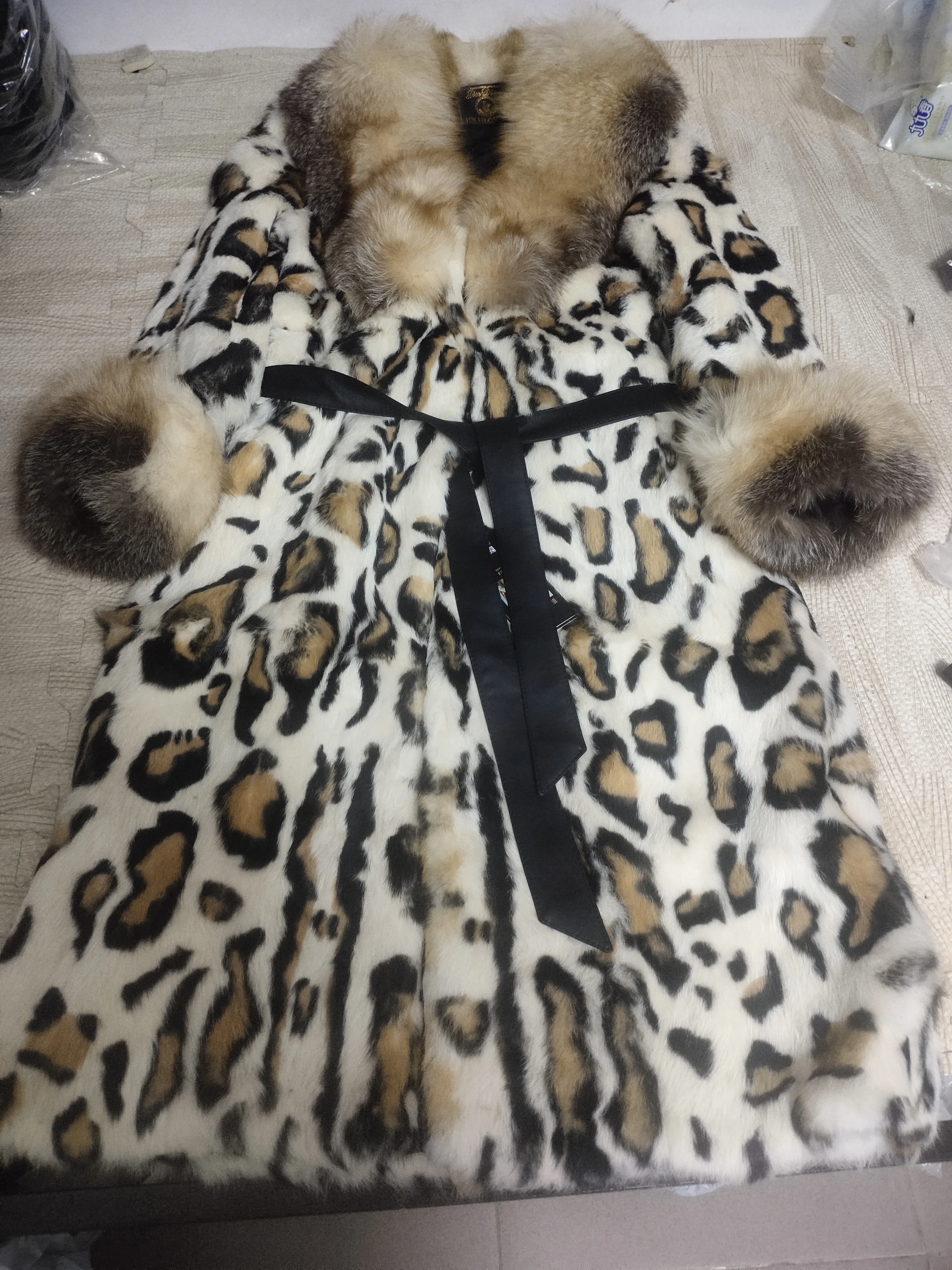 معطف فرو أرنب حقيقي للنساء سترة طويلة من الفرو مع ياقة كبيرة من فرو الثعلب وأكمام أساور عصرية ملابس الشارع