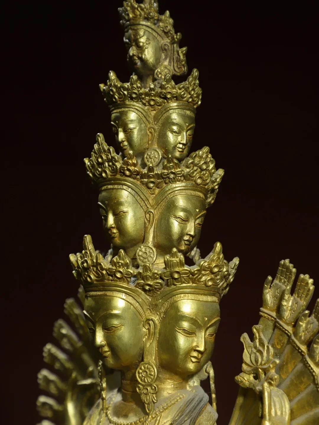 

28 "Xizang народная старая бронза позолоченная Цинаба 1000 рук Гуаньинь стоячая подсветка Будды платформа для поклонения