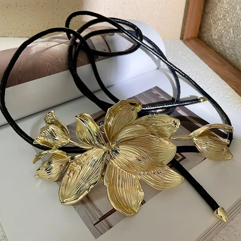 Stylish vintage goldcolor tulip flower belt Women\'s personality exaggerated black leather rope skirt pants decorated waist chain