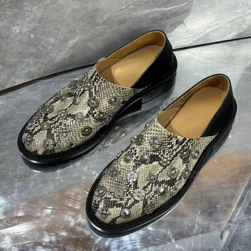 รองเท้าโลฟเฟอร์ผู้ชายลายหนังงูประดับหมุดโลหะ แฟชั่นสวมใส่ง่าย รองเท้าผู้ชายงานเลี้ยงหรูหรา ทำมือ รองเท้าลำลองผู้ชายสำหรับงานปาร์ตี้ งานเลี้ยง