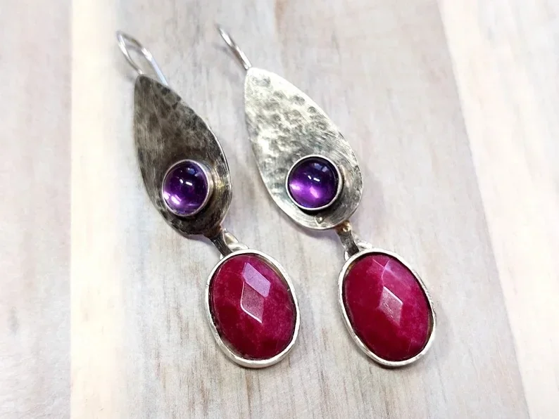 

Personalized and Creative Round Inlaid Red Stone Retro Silver Color Metallic Oval Women's Earrings