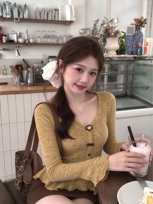 Yellow V-Neck Bell Sleeve Slim Fit T-Shirt Women's Autumn Casual Style Long Sleeve Top Not Boring Korean Design Sense