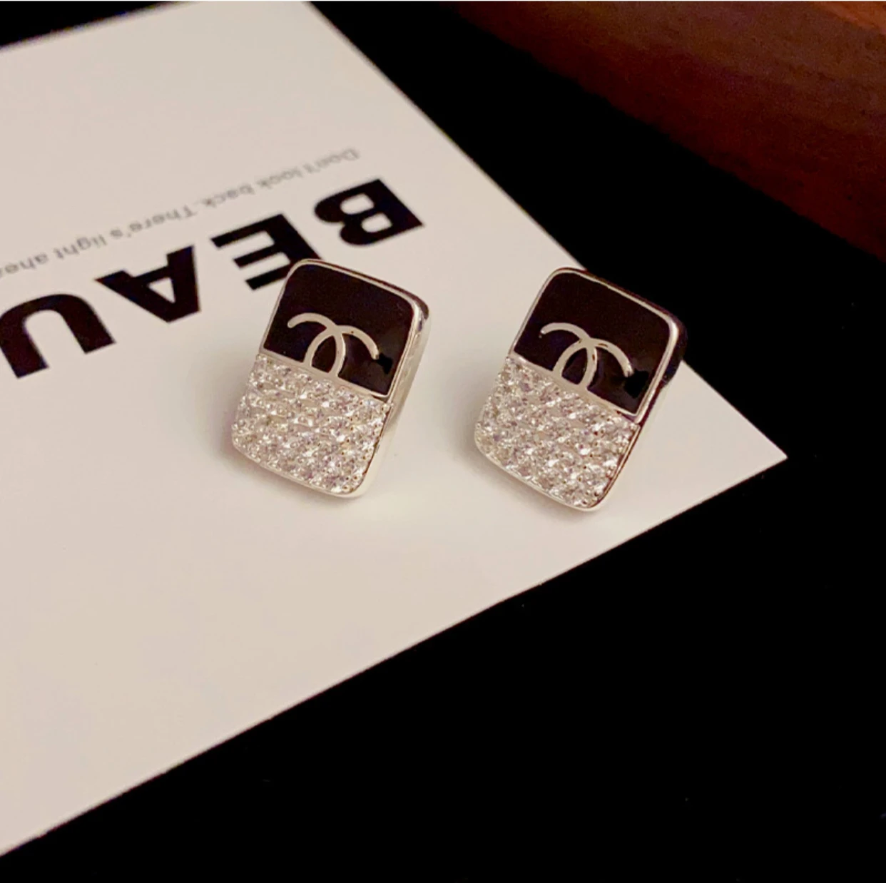 

Luxury ear studs with diamonds, simple fashion studs, a high-minded woman with sophisticated small square light luxury earrings