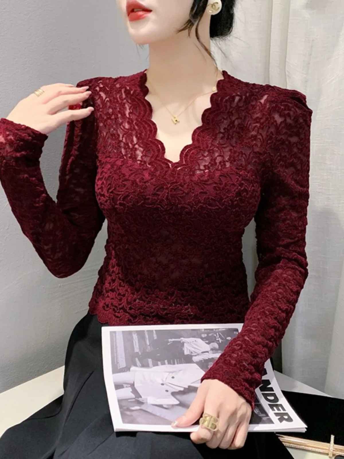 Autumn New V-neck Slim Fit Long Sleeve Lace T-shirt for Women V Neck Slim Cropped Tops T Shirts Female Stretch Tee