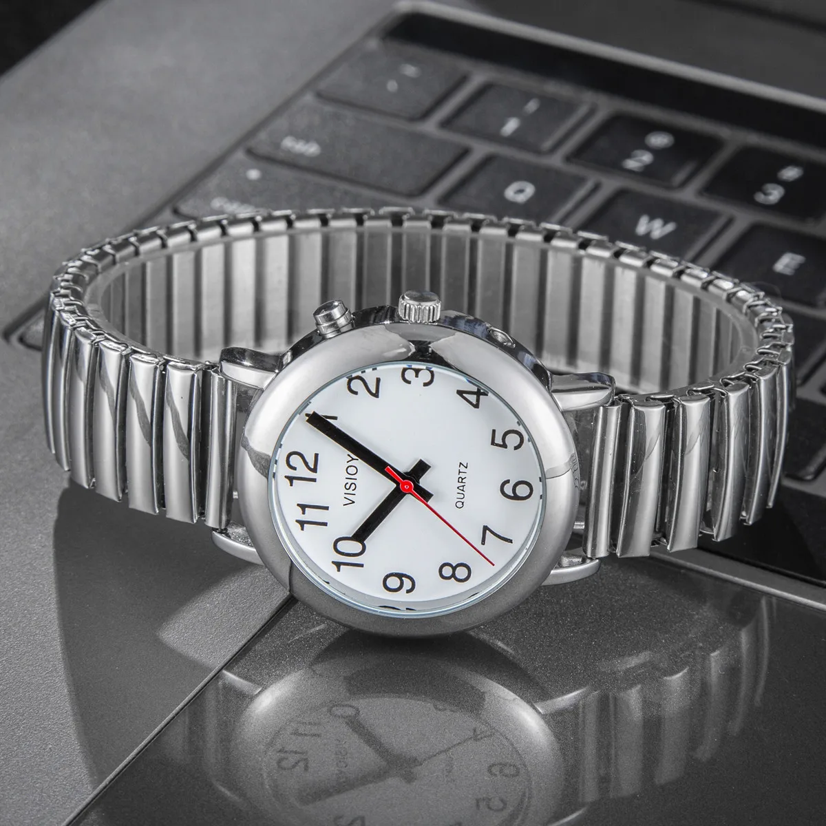 Duits Pratende Horloge Voor Duits Sprekende Blinde Oudere Slechtzienden