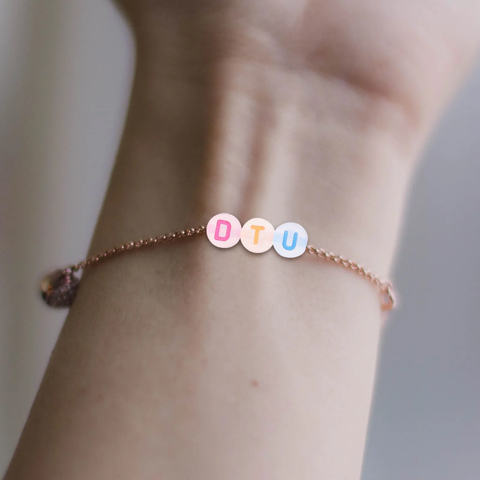 

1000 шт. светящиеся в темноте буквы светящийся алфавит Diy пластиковые бусины для изготовления ювелирных изделий ремесленные принадлежности бусины для браслета ручной работы