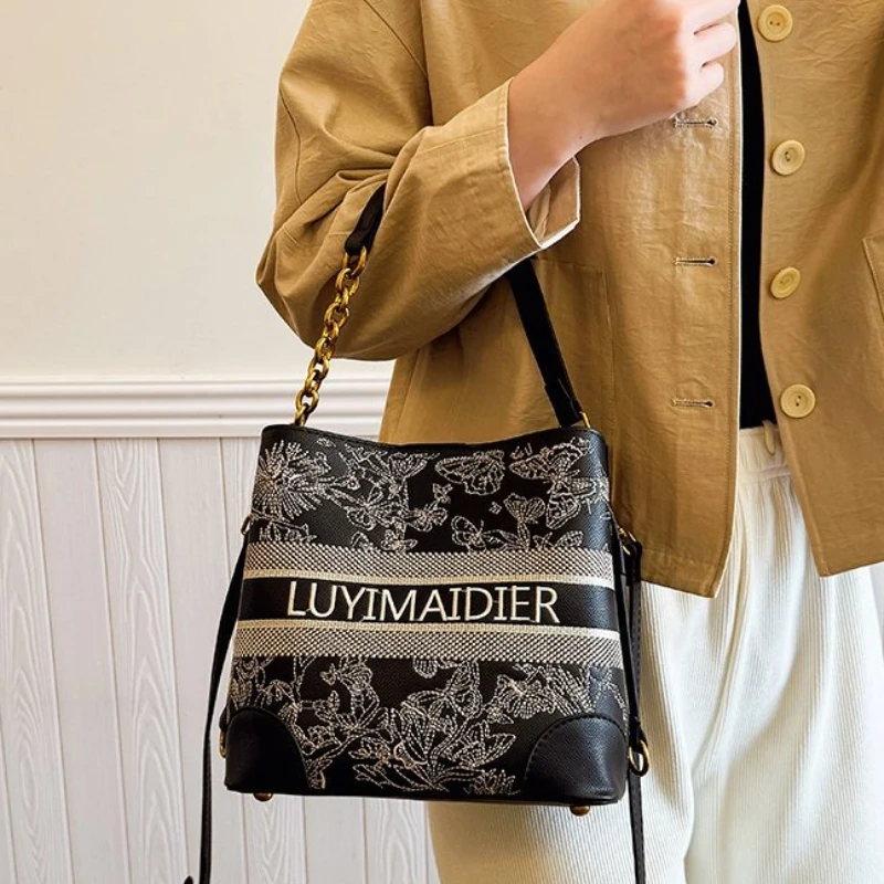 

Creative New Product 2025 Women's Bag, European and American Style Crossbody Handbag, French Retro Design for Commuting