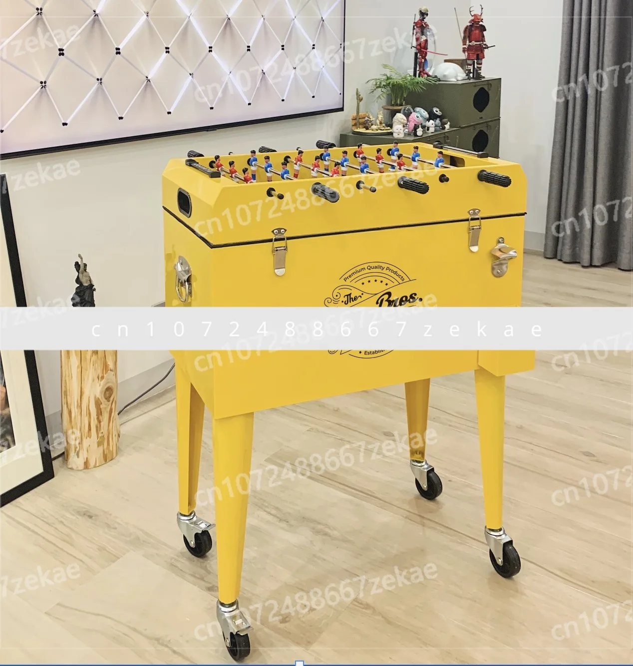 

Бар в стиле ретро, желтая настольная футбольная морозильная камера