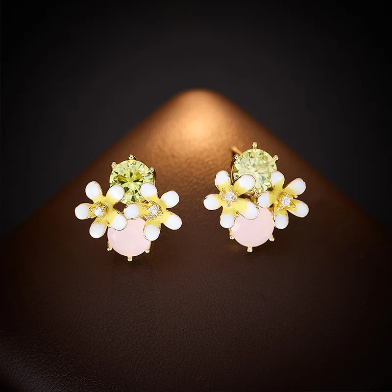 

French-style light luxury zircon plant flower earrings with slight inlays are fashionable, versatile, gentle and ethereal