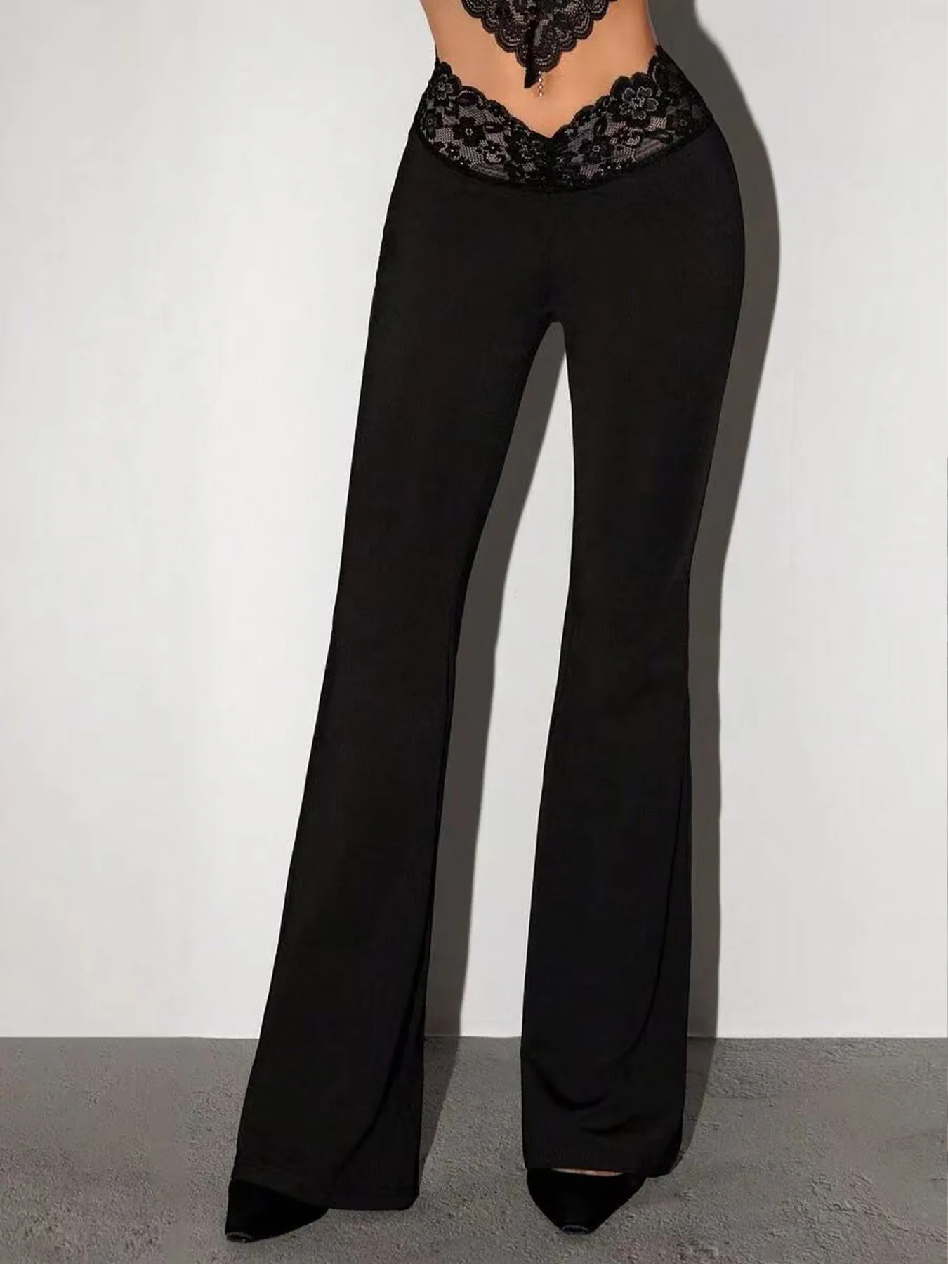 Schwarze Super-Low-Waist-Schlaghose, sexy, schmal geschnitten, bauchkontrollierend, fließend, lange Freizeithose mit Spitzeneinsatz und schlankmachendem Effekt