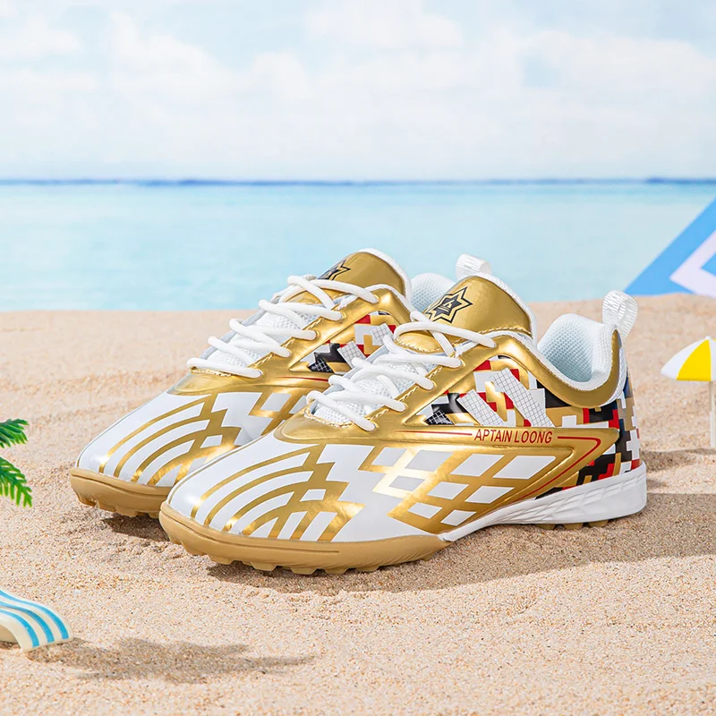 

A pair of boys' football shoes, with breathable and comfortable design and anti-slip soles, for playing footballMM-8052