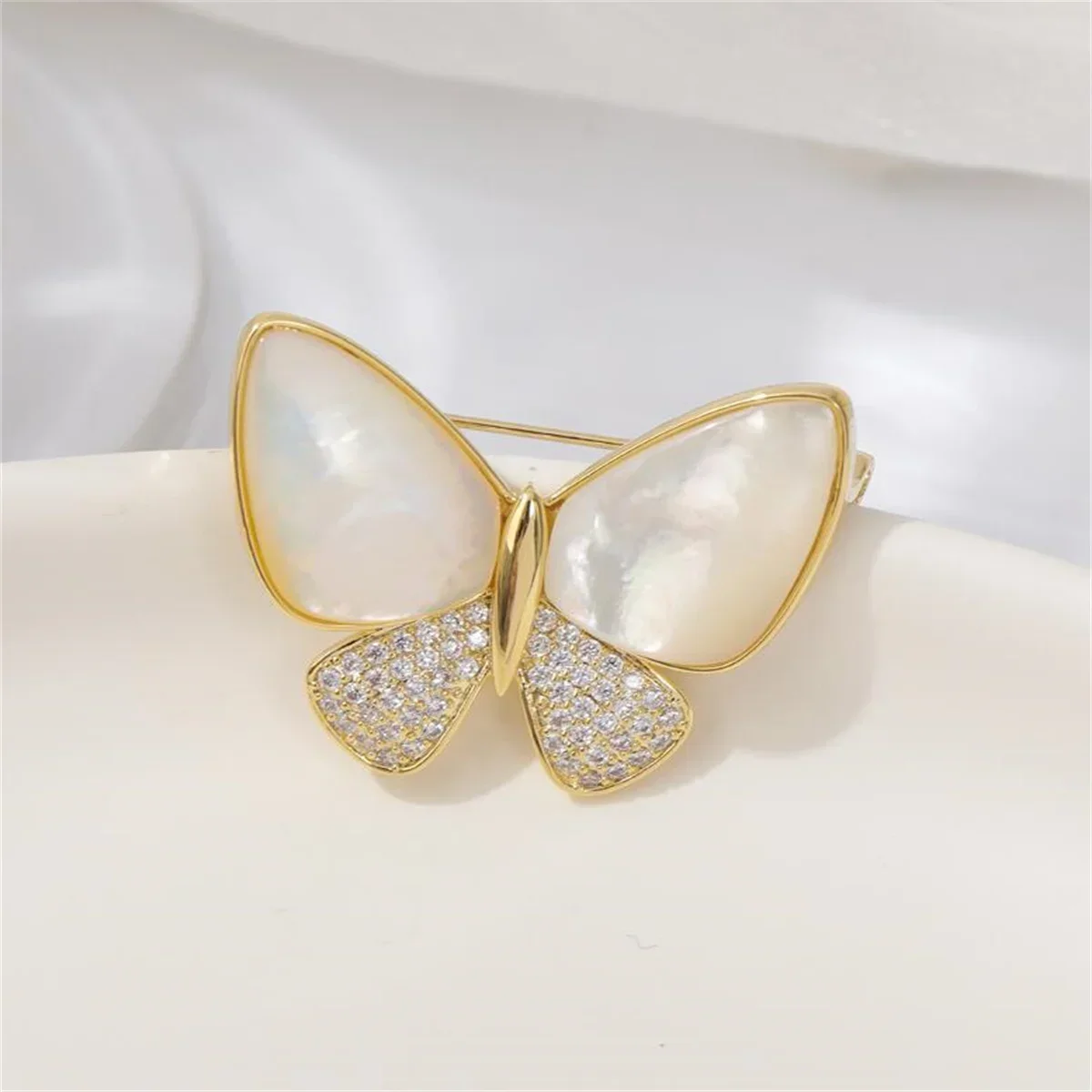 

Dainty Butterfly Brooch for Men Women Korean Fashion Insect Butterfly Pin Brooch Jewelry Trendy Accessories Birthday Party Gifts