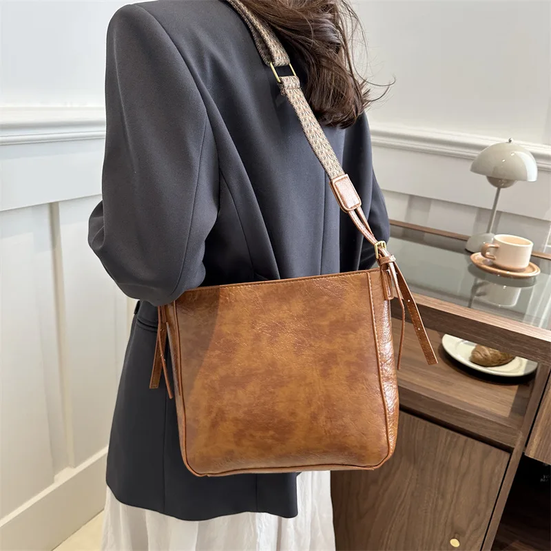 

Fashion Crossbody Bag Niche Shoulder Purse for Women Versatile Day-to-Night Tote Minimalist Sling Bag Elegant Top Handle Bag​