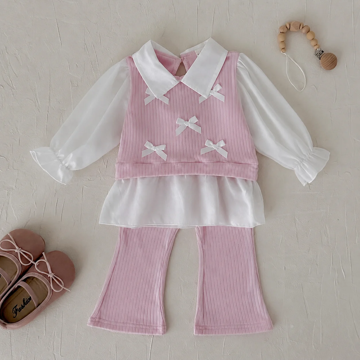 Zierliches Prinzessinnen-Style Baby-Oberteil mit Schleife, zweiteiliger Look, rosa gerippte High-Waist-Schlaghose für Babymädchen, lässiges 2-teiliges Set – Detail 4