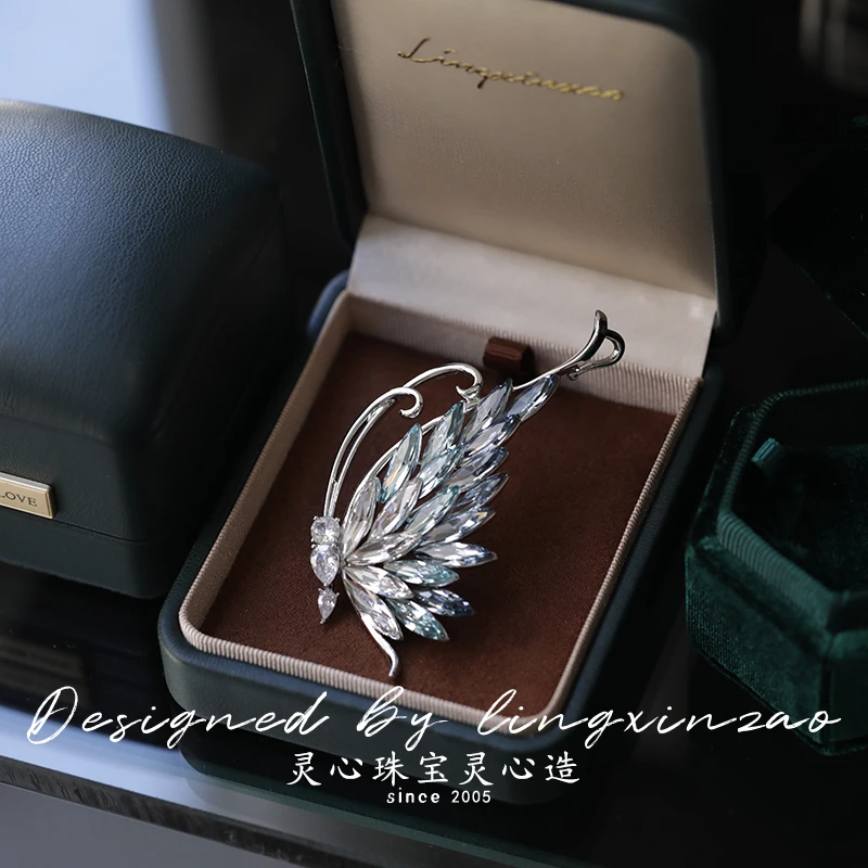 Luxury Crystal Butterfly Series Brooch Women Delicate High Quality Fashion Brooches Rhinestone Pin Brooch Jewelry Gift for Girls