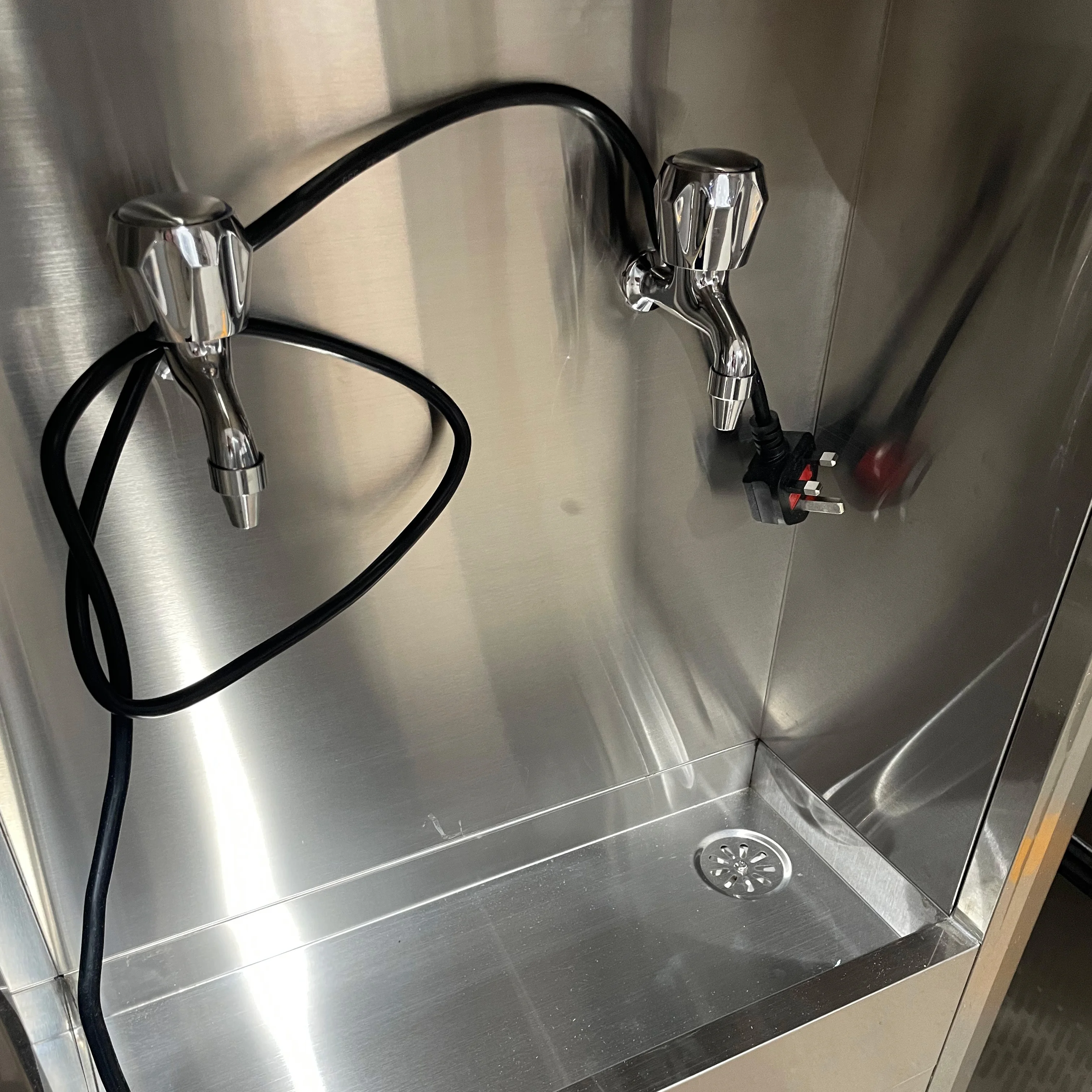 Pendingin Air Stainless Steel Berdiri Sendiri, Dispenser Air Dingin Komersial untuk Kantor, Sistem Pipa Langsung, Tempat Minum