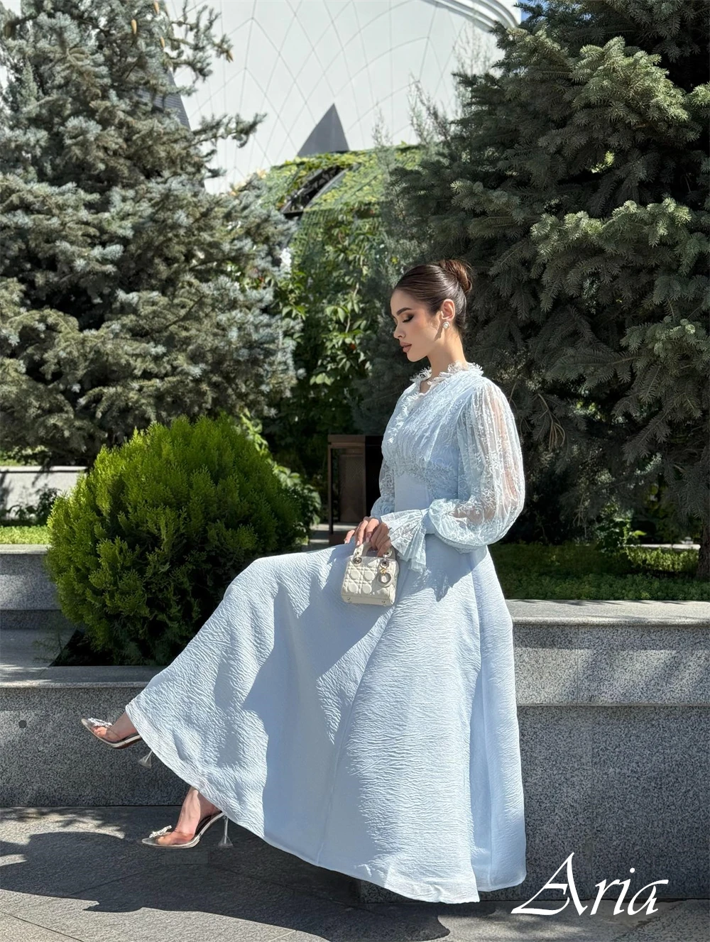 Maßgeschneidertes formelles Cocktailkleid mit V-Ausschnitt und langen Ärmeln, A-Linie, knöchellanges Abendkleid, Federnapplikationen, zartes Ballkleid