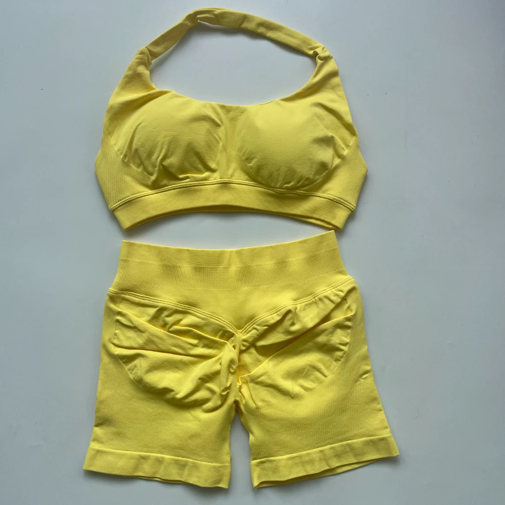 2pcs Impact Shorts Set Seamless Yoga Set Workout Scrunch Shorts Set Halter reggiseno sportivo Scrunch Shorts tuta da palestra abbigliamento Fitness