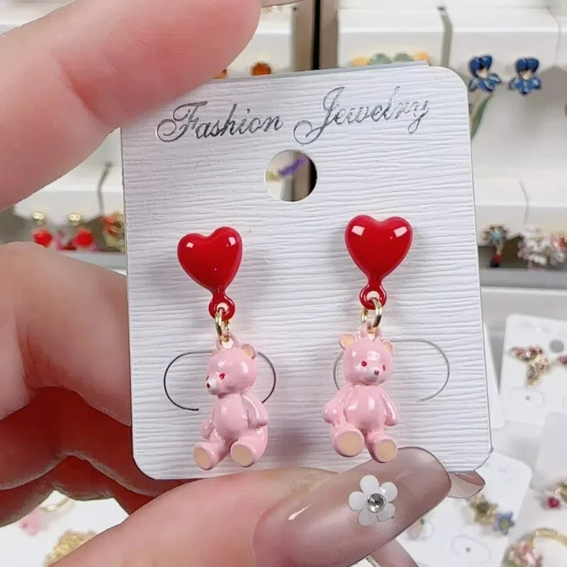 Moda Otoño Jardín Serie de dibujos animados Carrusel rojo, Oso rosa, Pendientes con dijes de corazón rojo, Clip para la oreja, Collar, Anillo para niños