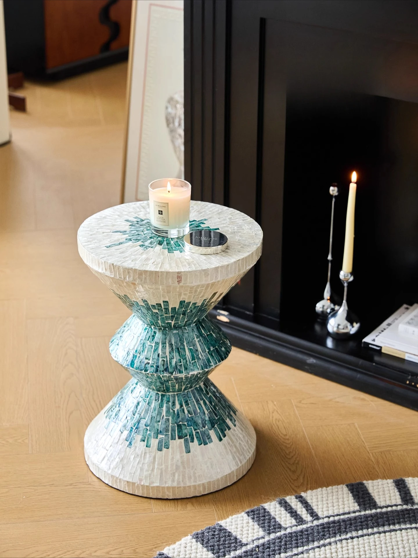 Light luxury Nanyang style home furnishing, living room decoration, few movable turquoise green shell piers next to the sofa
