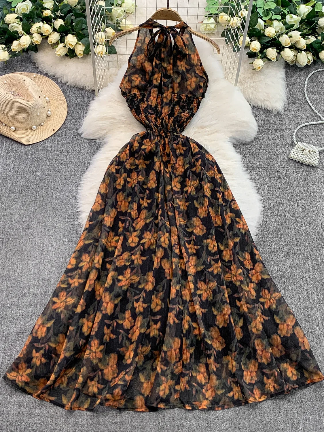 فستان صيفي نسائي بتصميم مثير بدون ظهر ورقبة على شكل حرف V، مع طباعة زهور، خصر مرتفع، وتنورة ماكسي طويلة لتنسيق الجسم.