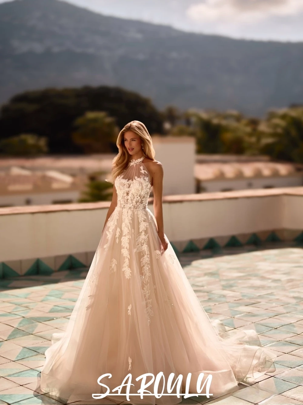 

Outdoor Romantic Halter Neck Wedding Dress With Floral Lace Appliques Intricate A-Line Tulle Bridal Gown For Beach Wedding