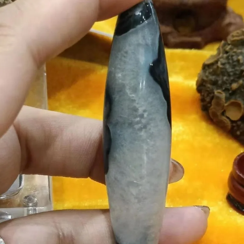 Porcelana azul e branca com fundo de gelo