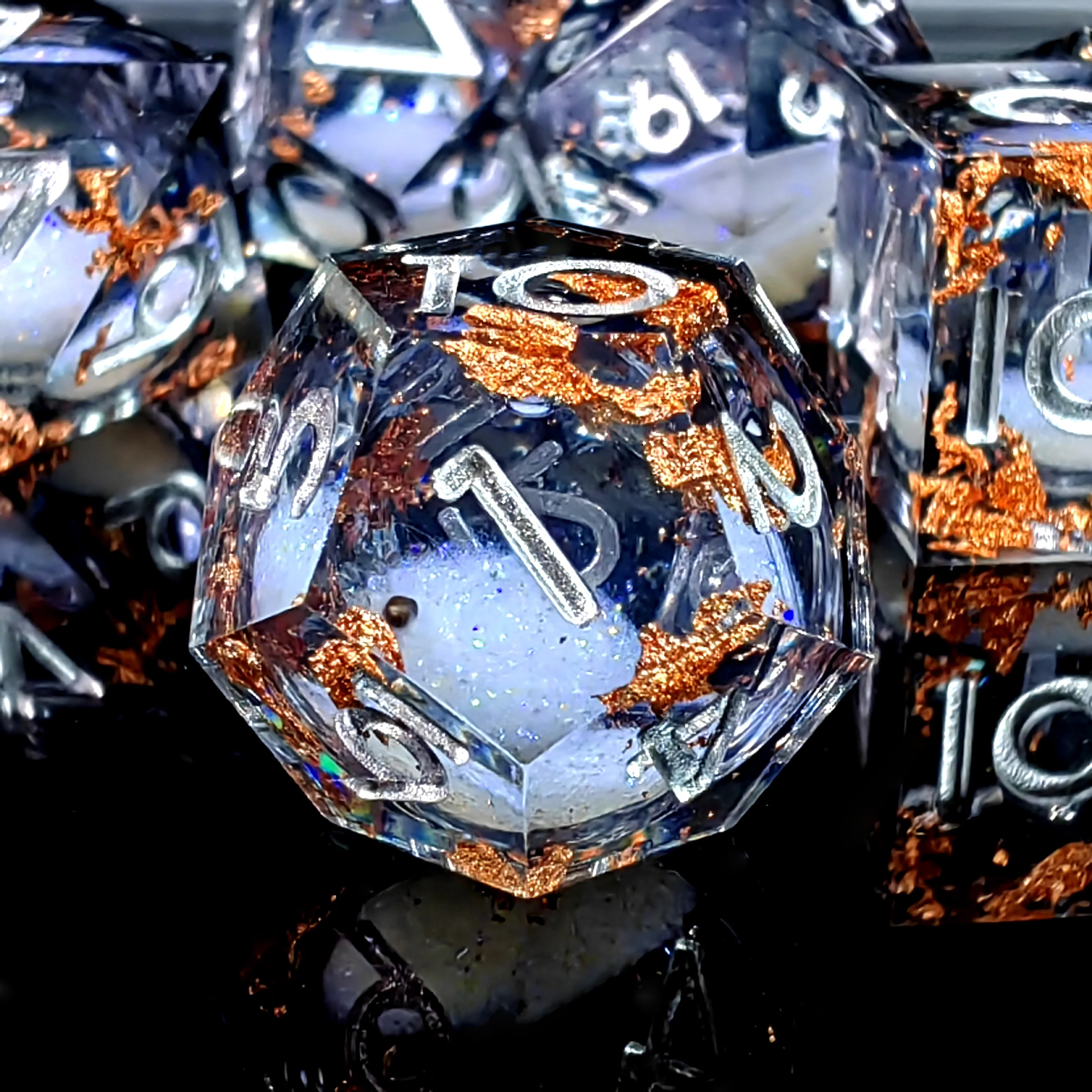 مجموعة نرد DnD - نرد راتينج مكون من 7 قطع مع رمل متدفق رمادي، وأرقام فضية شفافة لسطح الطاولة RPG وألعاب الطاولة