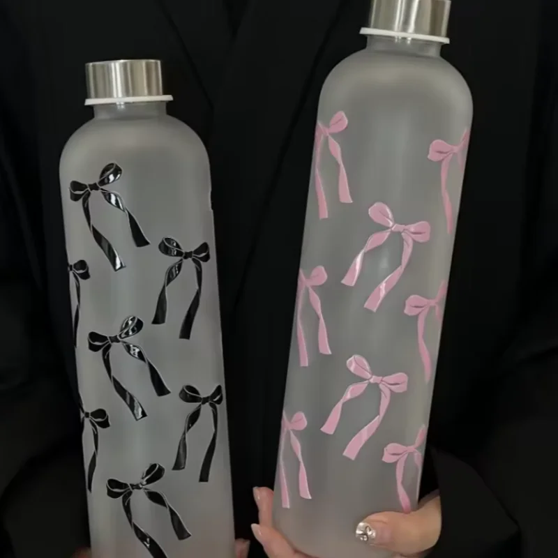 زجاجة مياه على شكل فراشة سعة 1000 مل، قارورة رياضية بلاستيكية متدرجة غير لامعة، ترمس رياضي مضاد للانزلاق ومقاوم للتسرب مع غطاء فضي اللون #2