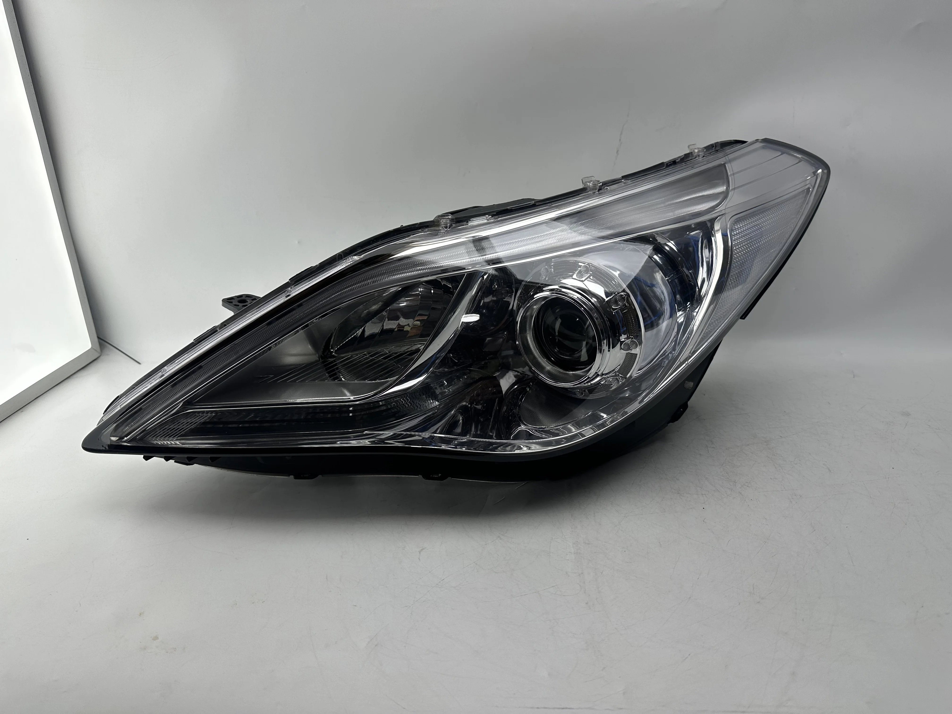 Stock for  Second-hand Headlight Components of the 2011-2015 Hyundai Azera Halogen Headlights