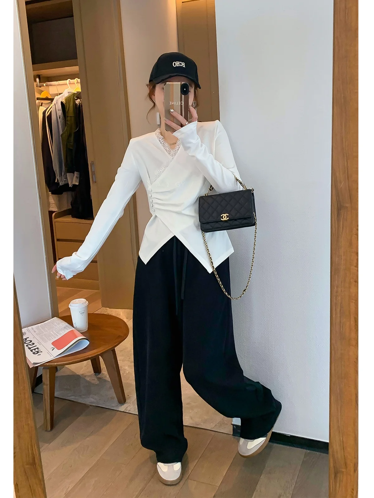 

Женская футболка с подплечниками, кружевной отделкой, асимметричной талией, приталенная, весенняя новинка, корейский стиль, с длинным рукавом, V-образный вырез