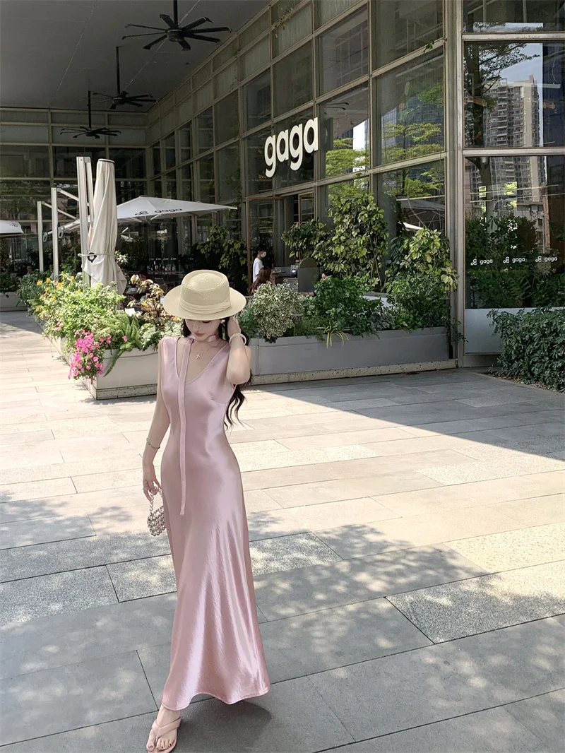 فستان نسائي صيفي مثير من الساتان برقبة على شكل V بدون أكمام على شكل حرف A فستان طويل للسيدات صيفي بلون سادة أنيق ونحيف أساسي