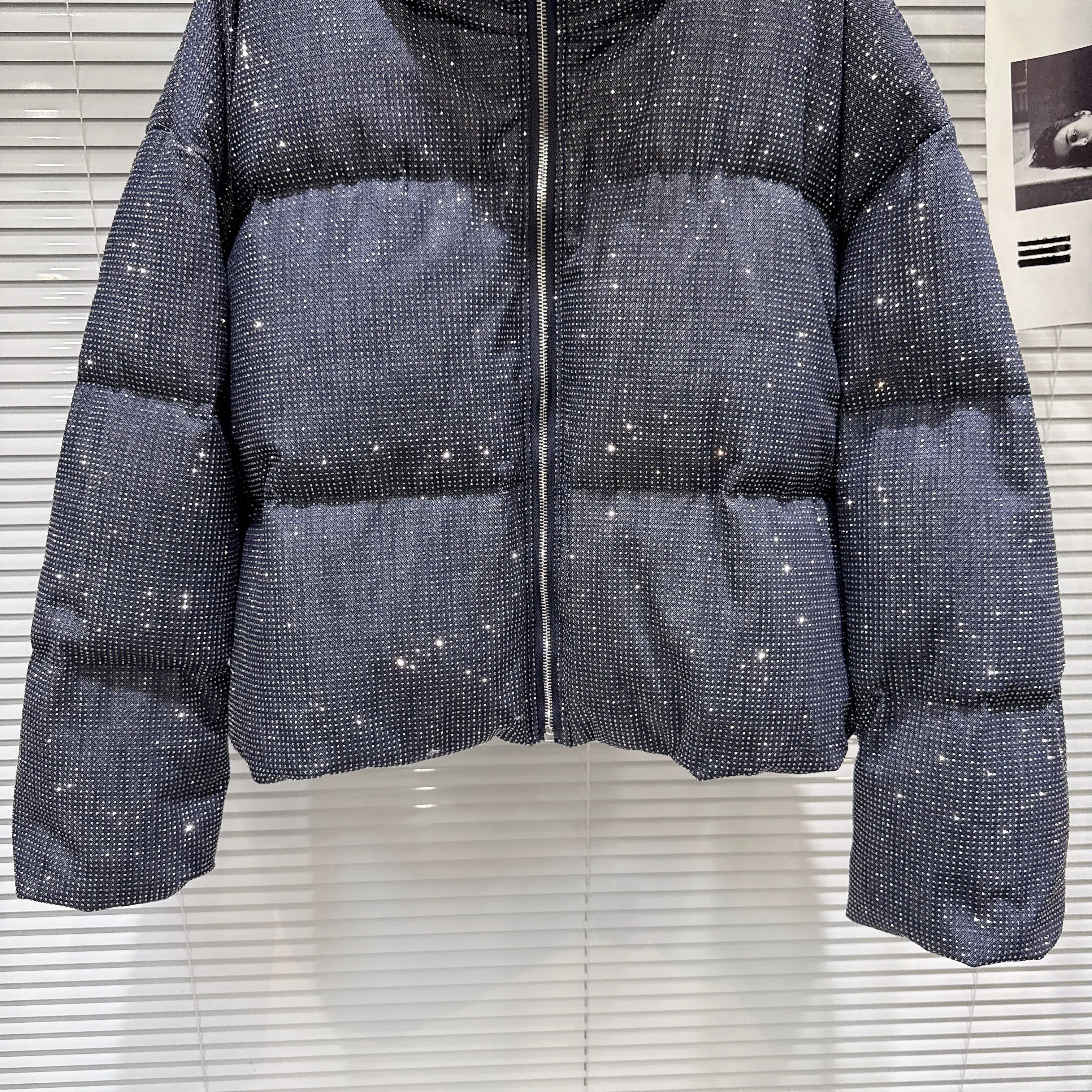 سترة منتفخة من قماش الدنيم بحجر الراين المرصعة بالنجوم على الموضة الثقيلة لشتاء 2025، معطف قطني عصري، ملابس خارجية للسيدات