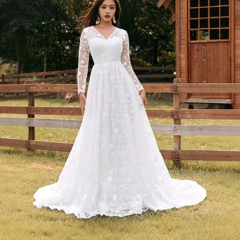 Moroder printemps 2025 nouveauté: robe blanche en dentelle découpée, col en v profond, manches longues, jupe complète