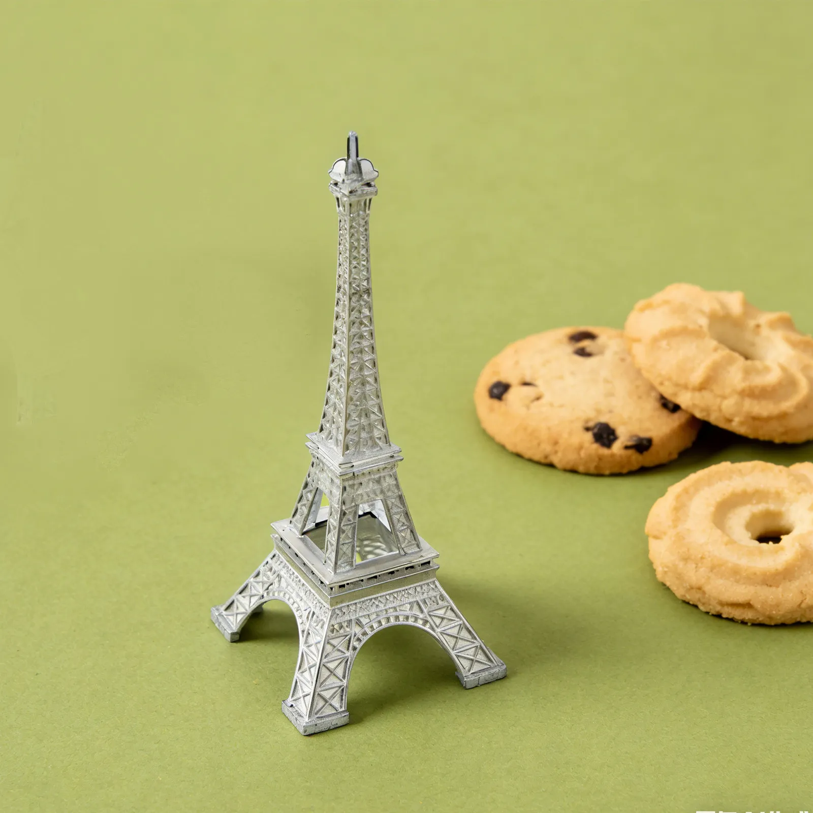 

2Pcs Plastic Night Light Eiffel Tower Design Desk Lamp with Colorful LED Lights Home Bar Cafe Decoration 6x6x13cm Living Room