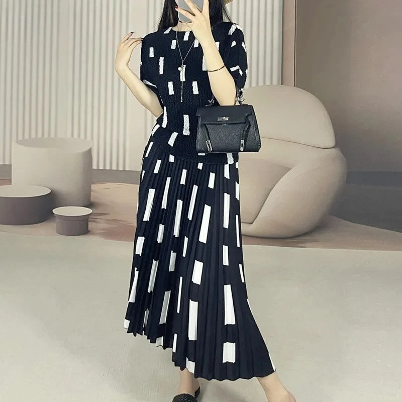 

Miyake Fashion Printed Pleated Women's Set Round Neck Short Sleeve Top + Casual Short Skirt Two Piece Set 2025 Summer New Wave