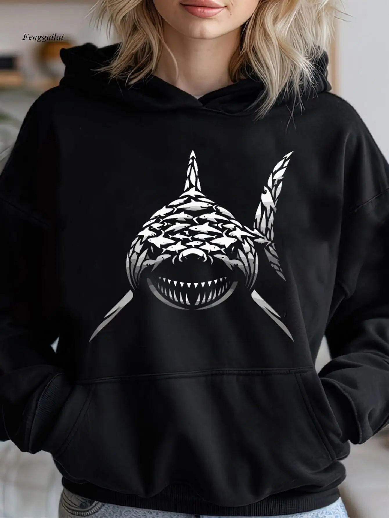 

Толстовка с принтом акулы — черная с белым агрессивным дизайном акулы, смешанный пуловер с длинными рукавами и передним карманом
