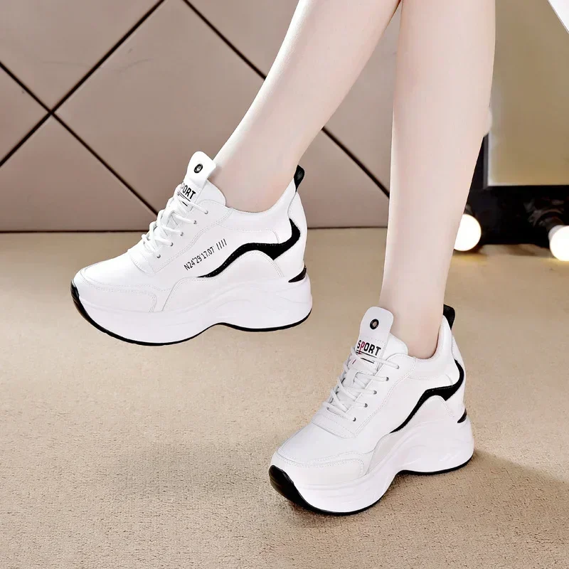 2025 neue High Heels Keil Outdoor Sport Frühling Weiße Schuhe Atmungsaktive Casual Schuh Frauen Leder Plattform Turnschuhe Rot