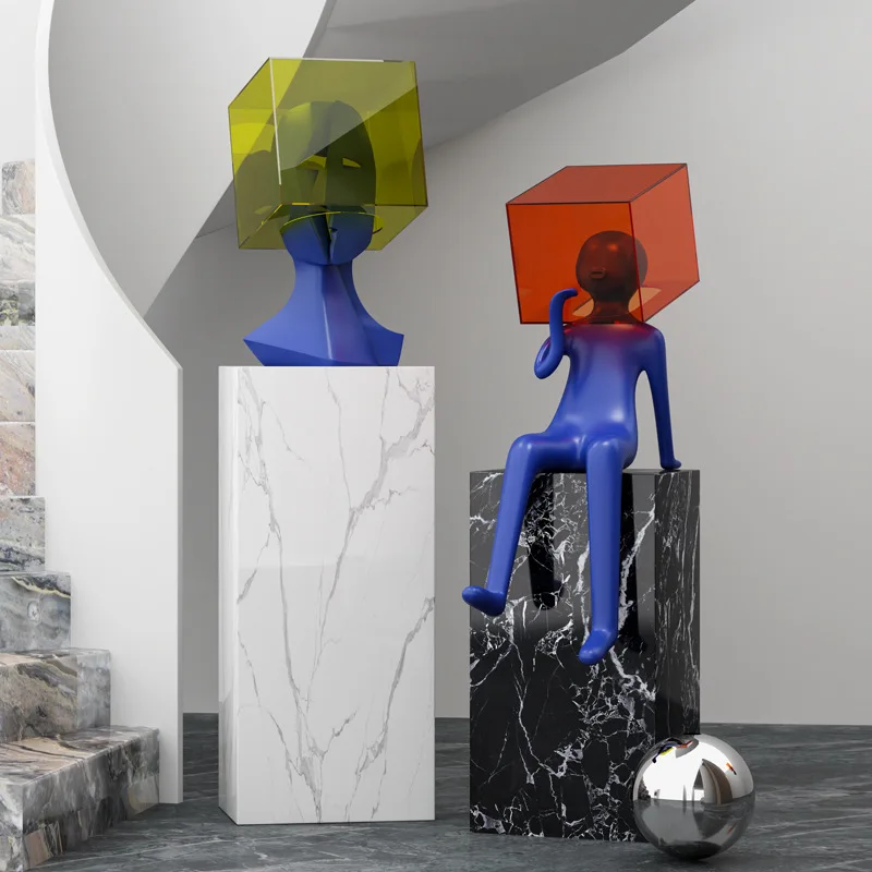 أفكار فنية، وحلي منحوتة على شكل قفص السجن، وديكورات أرضية على سلم نادي الفندق