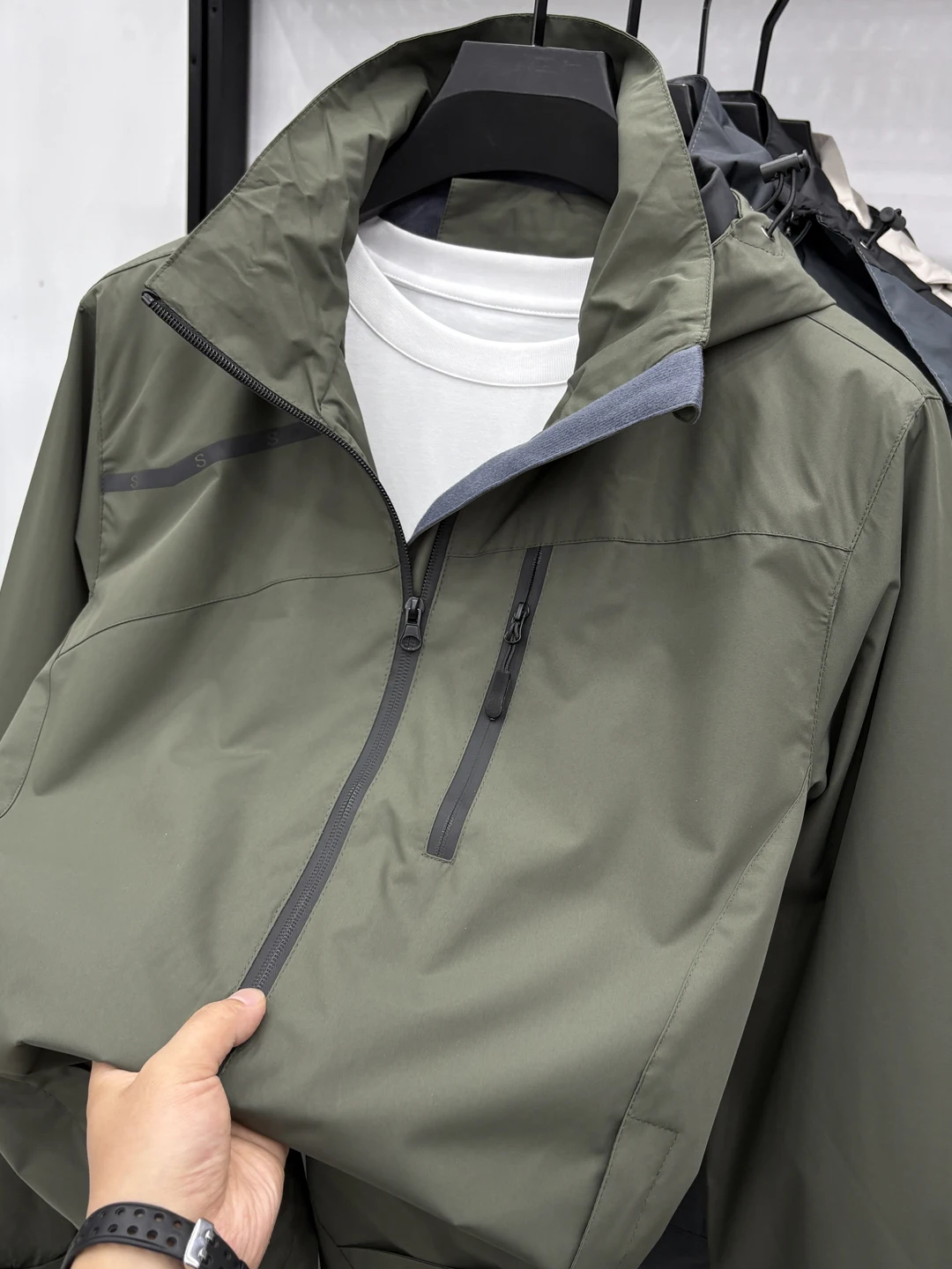 

2025 New Men's Outdoor Hooded Jaet Windproof Waterproof Casual Workwear Spring Autumn Sle Stand Fit Polyester Fiber
