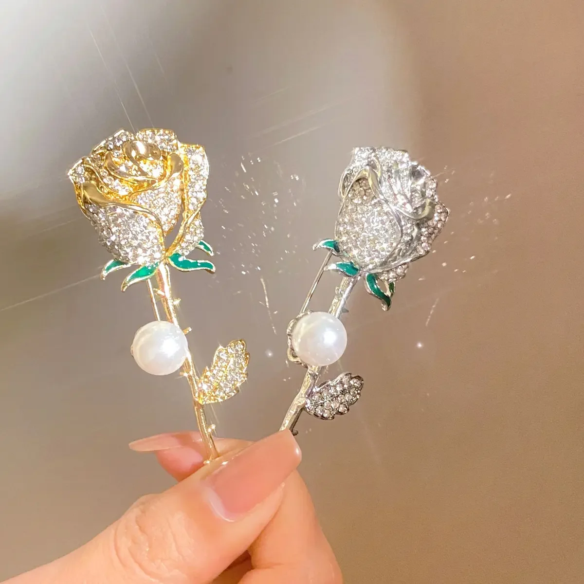 Vintage Rhinestone Rose Pearl Brooch Elegant Floral Lapel Pin Decorative Brooch For Blazer Coat Wedding Party Women Accessories 1pc. image 7