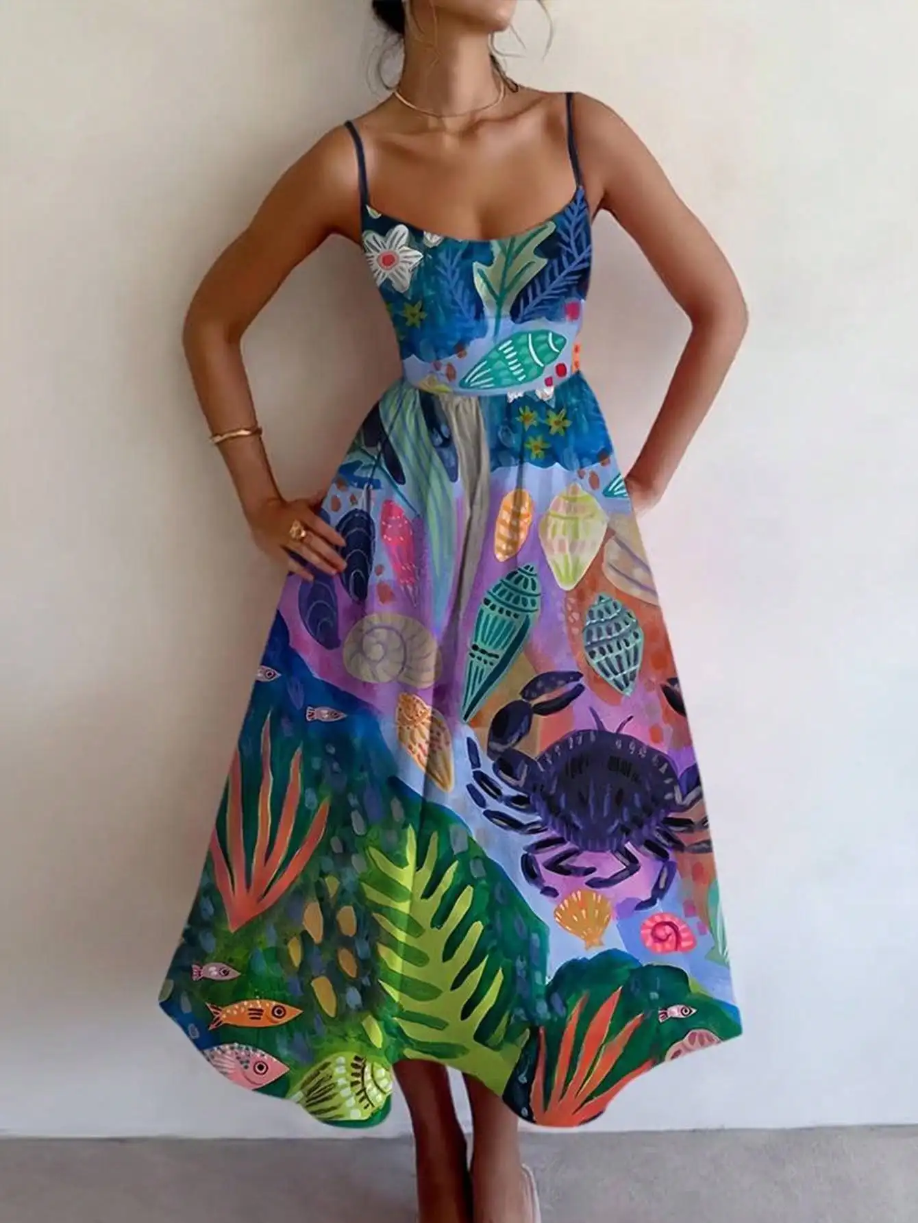 

Макси-платье на тонких бретелях с принтом в стиле бохо, с мотивами морских ракушек и тропиками