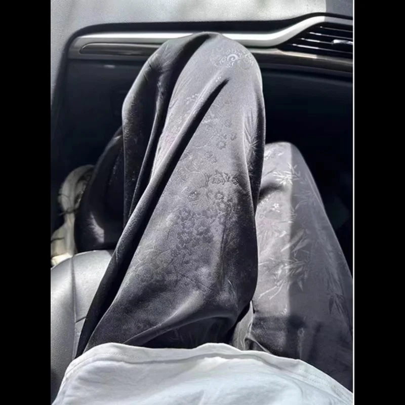 Duże Rozmiary 300 Pou Satynowe Spodnie Casualowe z Haftem Męskie Letnie Nowe Chińskie Modne Spodnie w Stylu Narodowym z Efektem Draperii i Prostymi Nogawkami...