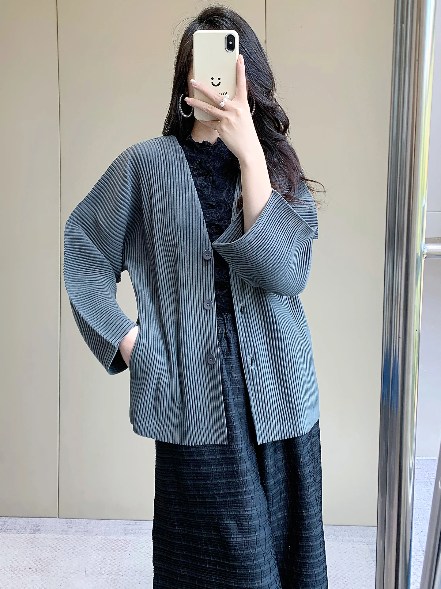 

Уникальный женский кардиган Tee-Reserve: новинка весенней коллекции, элегантный плиссированный жакет с длинными рукавами, V-образным вырезом и А-образным силуэтом.