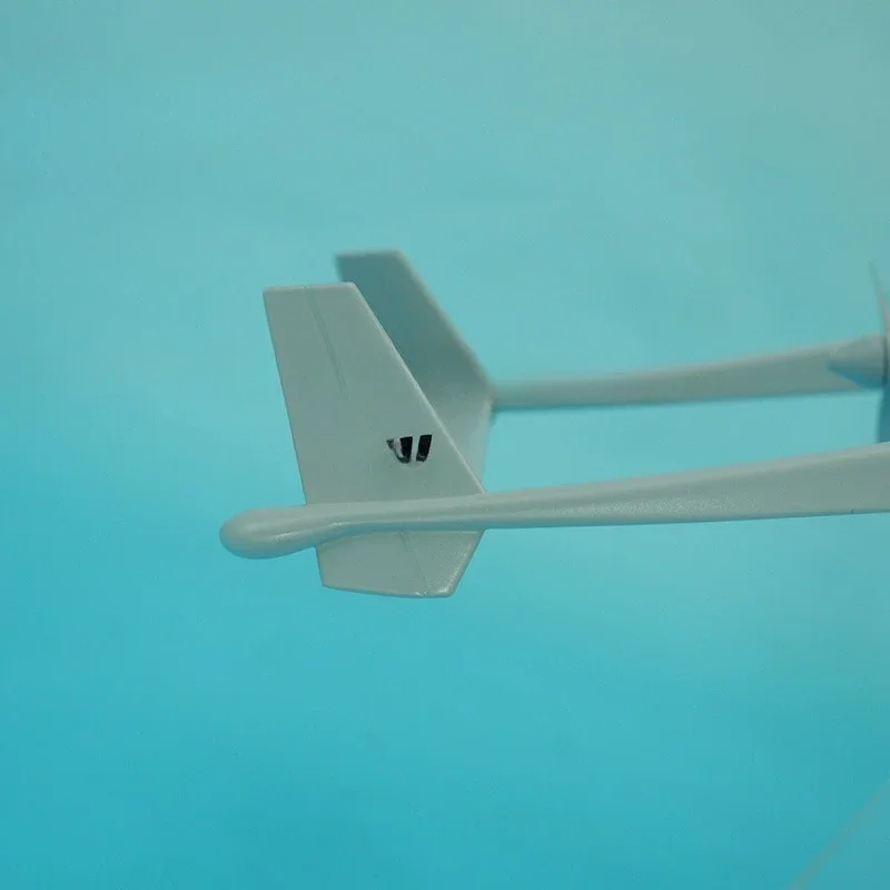 Heron-Drohne, 53 x 29 cm, statisches Harzsimulationsmodell mit Acrylbasis