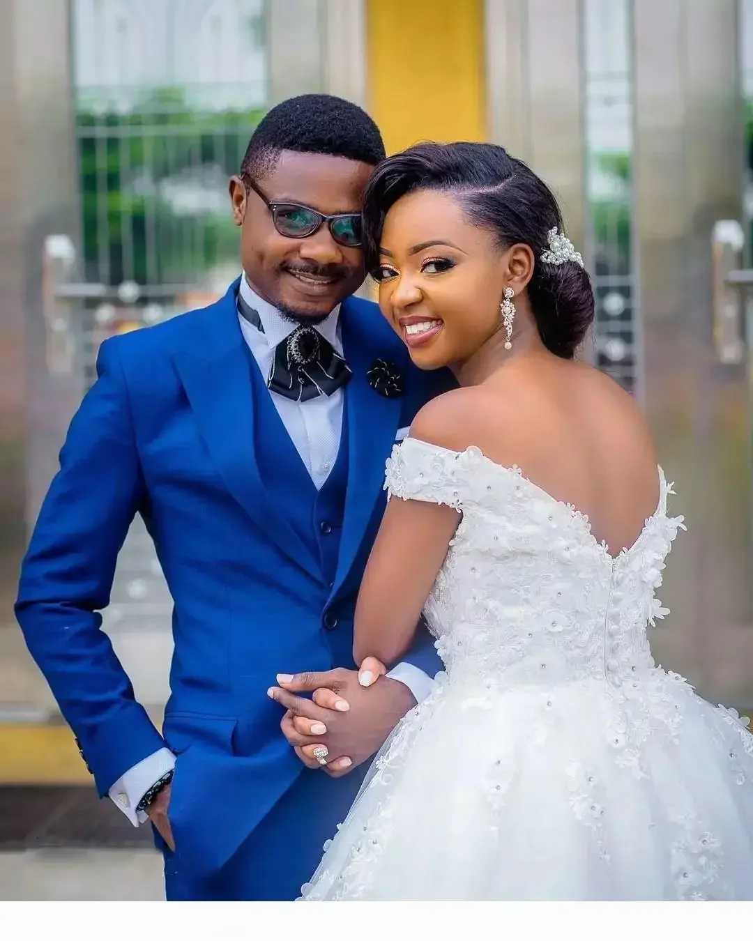 تخصيص الأفريقي حجم كبير قبالة الكتف الدانتيل يزين سويب تراين فستان الزفاف سستة تول مخصص ثوب الزفاف