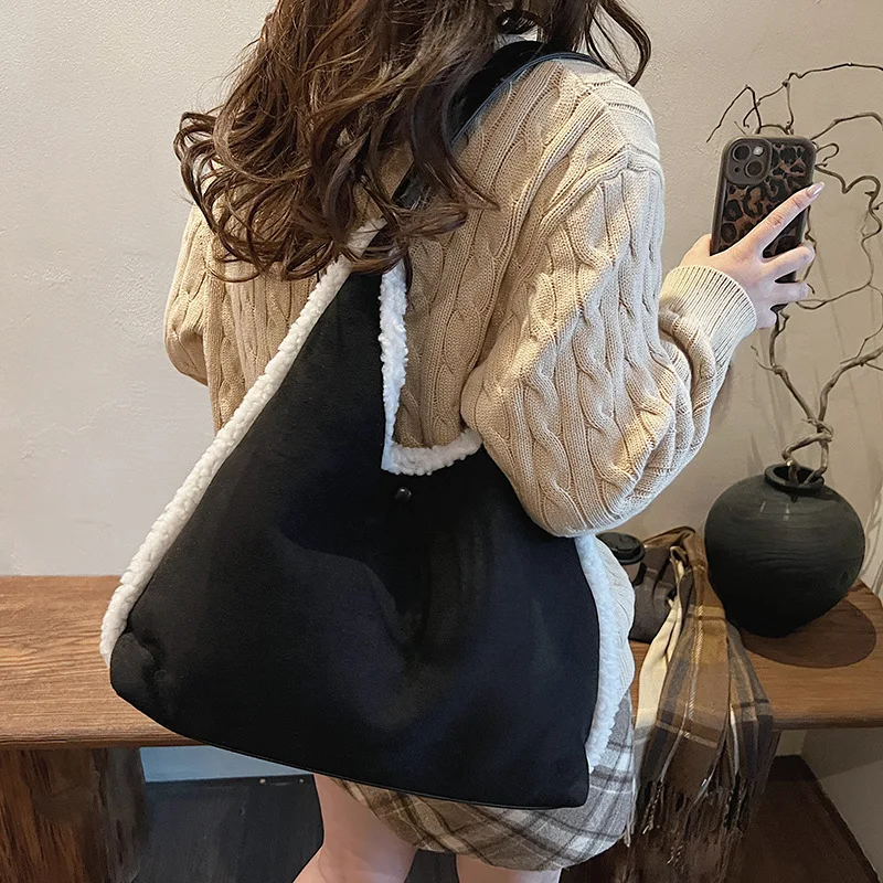 حقيبة كتف واحدة شتوية ذات سعة كبيرة من جلد الغزال للنساء 2025 حقيبة جديدة للتنقل على الإبط حقيبة حمل من صوف الضأن متعددة الاستخدامات #4