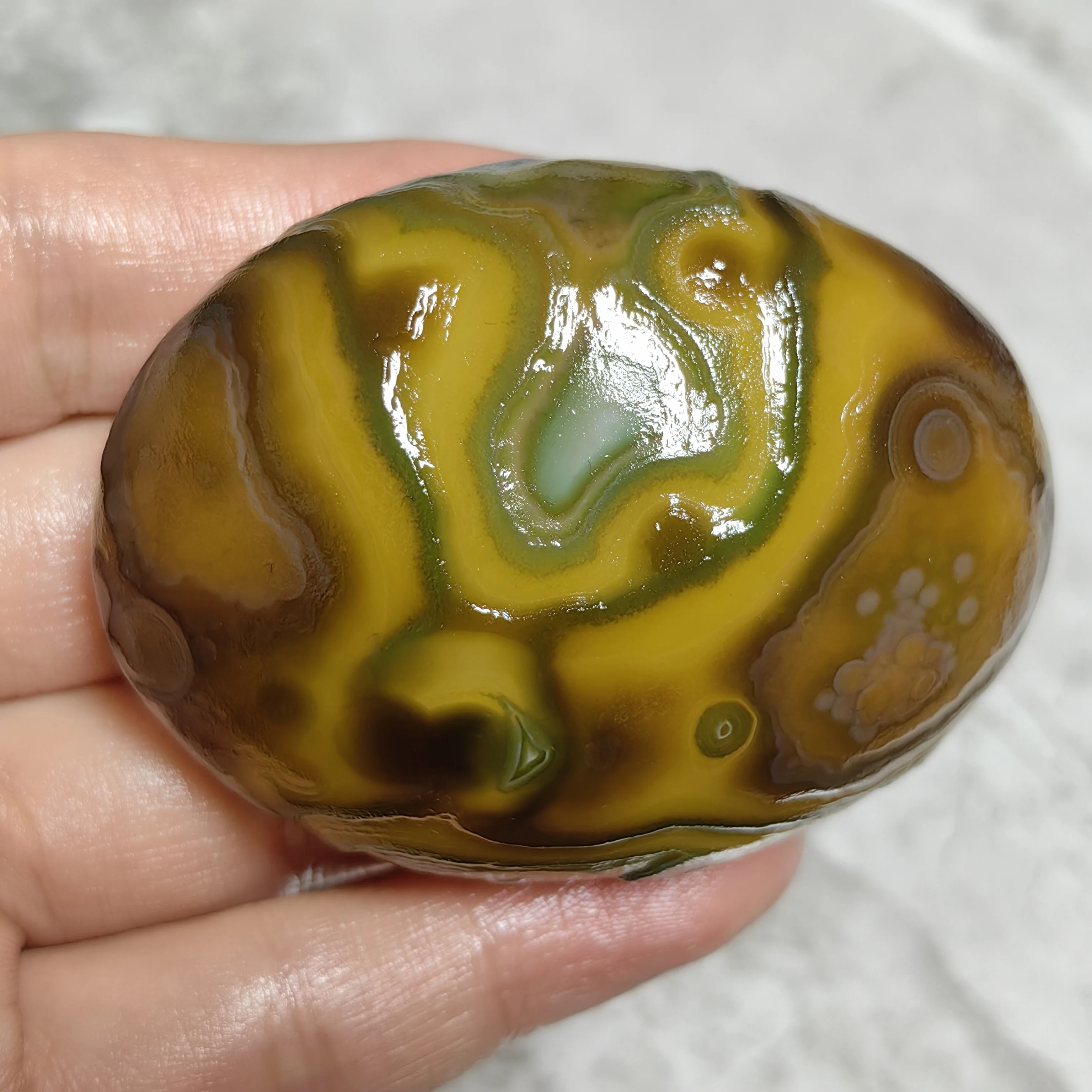 

Pure Natural Haut-relief Divine Eye Agate Rough Stone Wishing Palm Stones for Stress Relief Good Luck Home Room Gecoration Gif